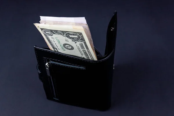 Een Dollar Zit Een Zwarte Portemonnee Een Zwarte Achtergrond — Stockfoto