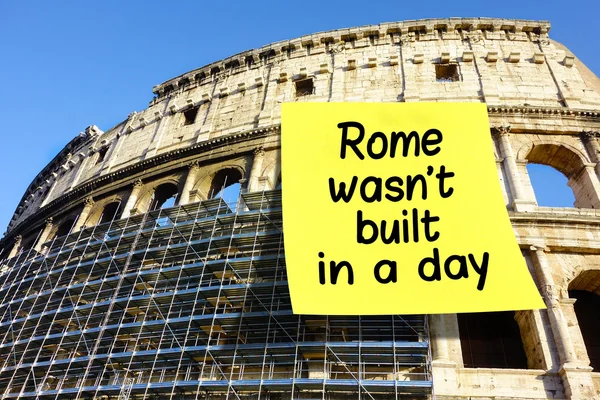 Idioom Rome niet gebouwd een dag op grote postit aangebracht Colosseum Rome — Stockfoto