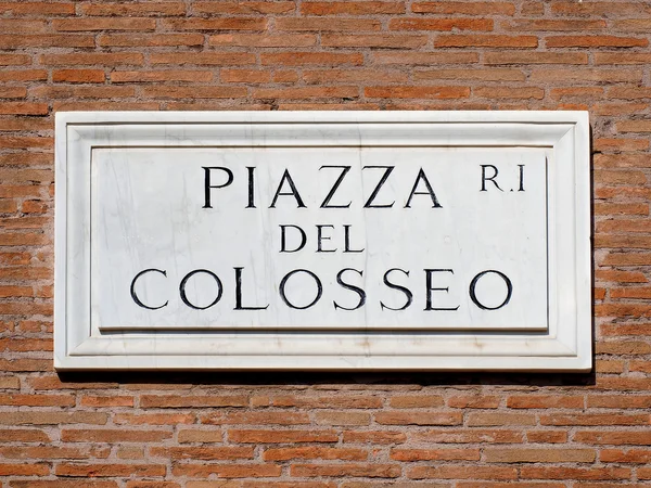 Piazza del Colosseo - Cartel de mármol de la plaza del Coliseo en Roma, Italia —  Fotos de Stock