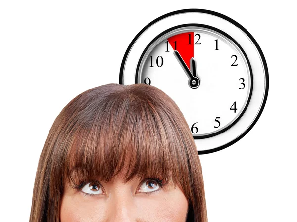 Donna guardando orologio da parete cinque minuti scadenza isolato — Foto Stock