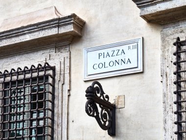 Piazza Colonna mermer işareti Roma İtalya