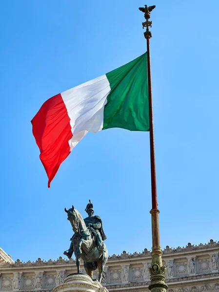İtalyan bayrak vatan Roma İtalya sunakta sallayarak — Stok fotoğraf