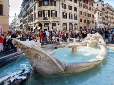 Piazza di Spagna 'daki Barcaccia çeşmesi Çirkin Tekne