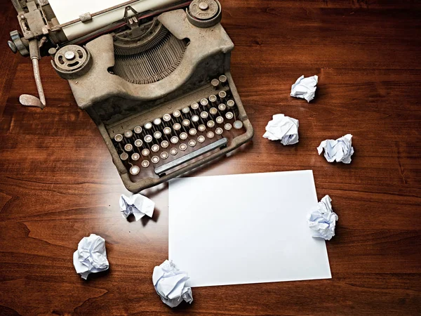 Vintage máquina de escribir cubierto escritorio blanco hoja espacio de copia — Foto de Stock