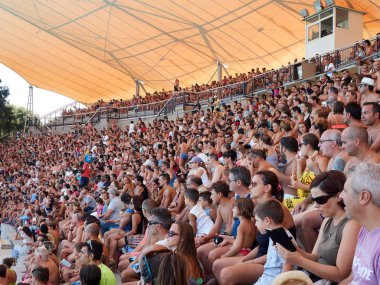 Seyirci de gösteriyi izledikten eğleniyor arena
