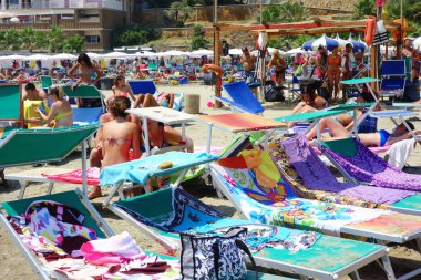 İnsanların güneşlenmek beach
