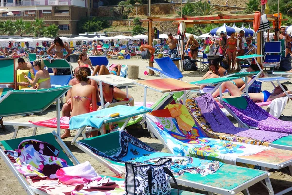 Menschen, die sich am Strand sonnen — Stockfoto