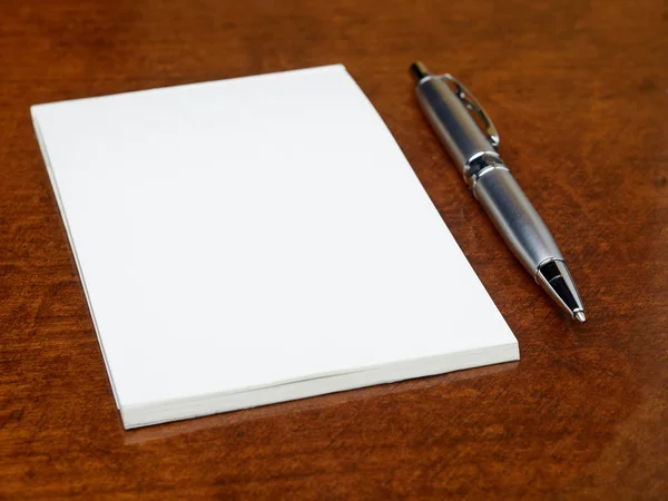Cuaderno en blanco pluma mesa — Foto de Stock