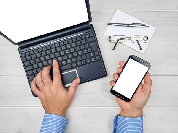 Geschäftsmann-Schreibtisch mit Laptop-Smartphone — Stockfoto