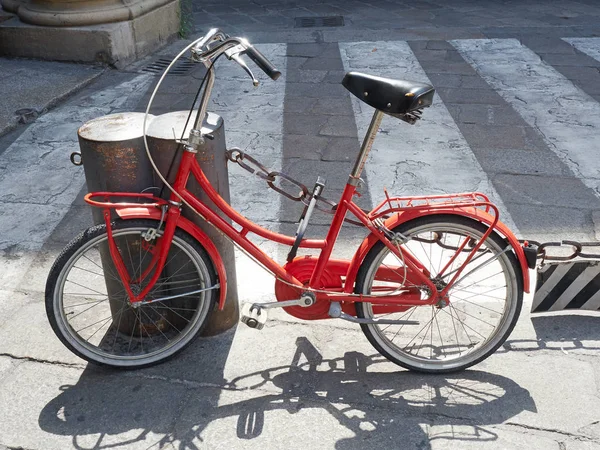 Κόκκινο ντεμοντέ ποδηλάτων σταθμευμένα Οδός — Φωτογραφία Αρχείου