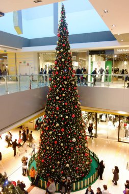 Alışveriş bir İtalyan alışveriş merkezinde dev xmas ağacı Noel sezonu için dekore edilmiştir.