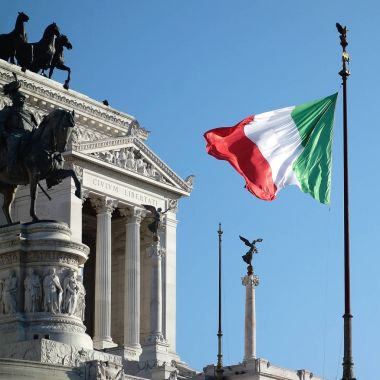 İtalyan bayrak vatan veya Altare della Patria Roma İtalya sunak sallayarak