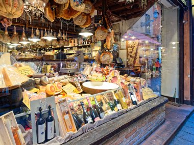 Bologna, İtalya - Ağustos 2016: pencere bakkal dükkanı