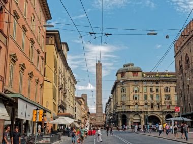 Bologna, İtalya - Ağustos 2016: Rizzoli görünümü şehir sokak asinelli Kulesi vasıl belgili tanımlık son