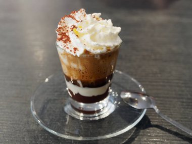 Çikolata ve krema ile kahve fincanı