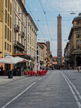Bologna, İtalya - Ağustos 2016: Rizzoli görünümü şehir sokak asinelli Kulesi vasıl belgili tanımlık son