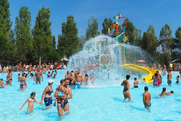 Torvaianica, Italia - Julio 2013: La gente se divierte en la piscina — Foto de Stock