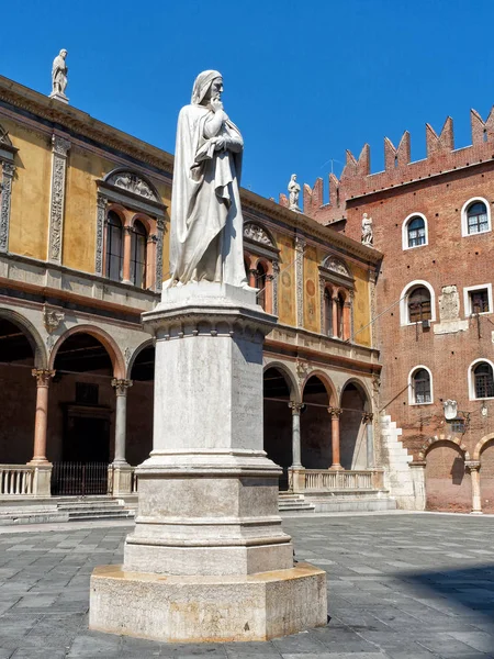 Данте Аліг'єрі пам'ятник у Вероні, Італія — стокове фото