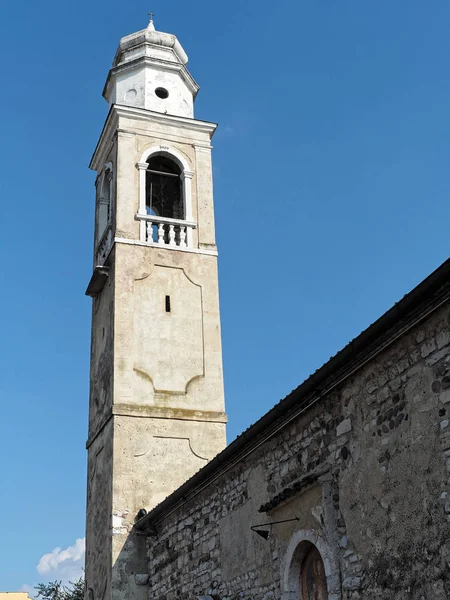 Bell torre santo nicolo igreja em Lazise Garda Itália — Fotografia de Stock