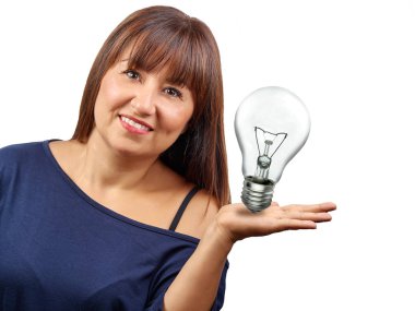 Güzel kadın fikir simgesi ampul kavramı izole sunulması