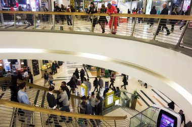 Ve dekore edilmiş bir alışveriş İtalyan çarşıda alışveriş insanlar