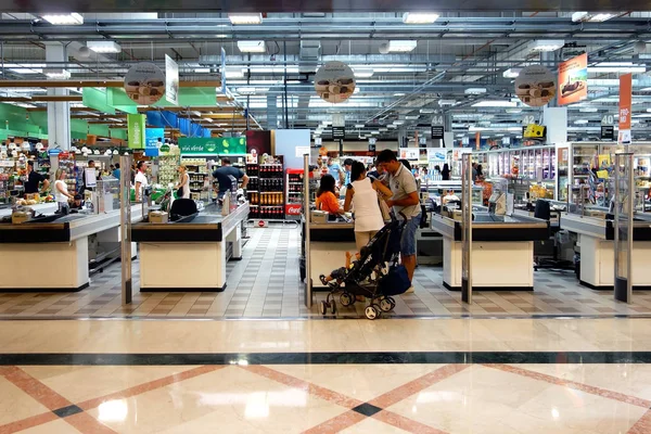 Clients au supermarché faire le check-out — Photo