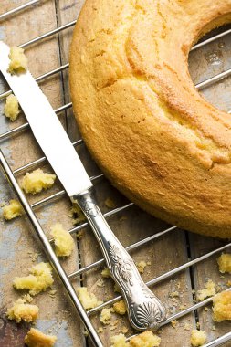 Dilimlenmiş melek gıda pasta fırın raf gümüş k yanında üzerinde kapat