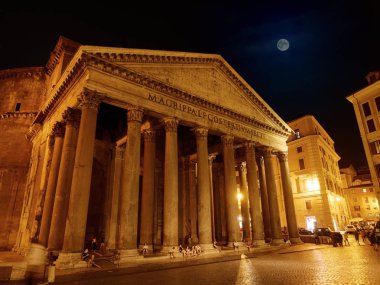 Pantheon cephe gece Roma tarafından
