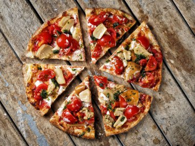Dilimlenmiş yuvarlak pizza mantar domates TOPVIEW