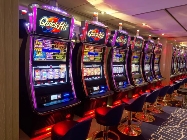 Máquinas tragamonedas en casino de juego a bordo — Foto de Stock