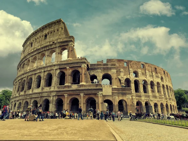 Turistas no Coliseu retro filtrado Roma — Fotografia de Stock