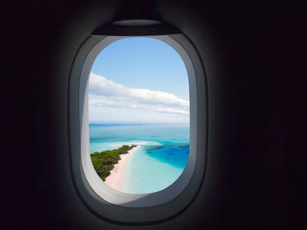 Παράθυρο του αεροπλάνου με paradisaical παραλία και θάλασσα θέα — Φωτογραφία Αρχείου