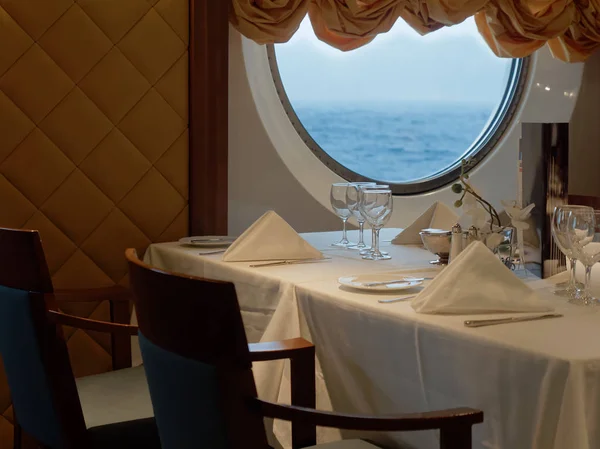 Romantisch diner tafel set met uitzicht op zee — Stockfoto