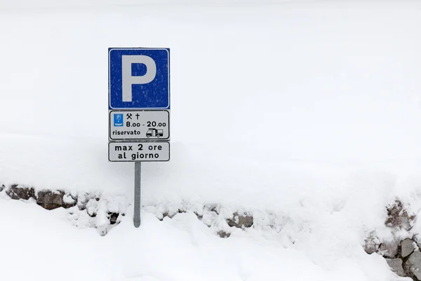 Είσοδος πάρκινγκ χιόνι — Φωτογραφία Αρχείου
