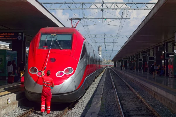 Adam pencere hızlı modern tren Temizleme — Stok fotoğraf