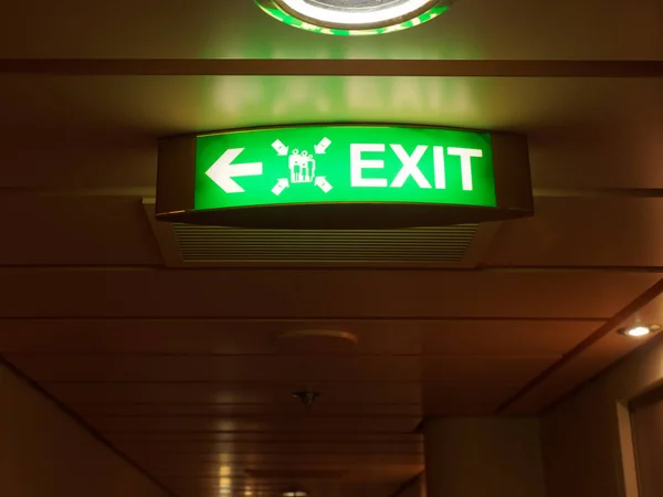 Belysta emergency exit tecken — Stockfoto