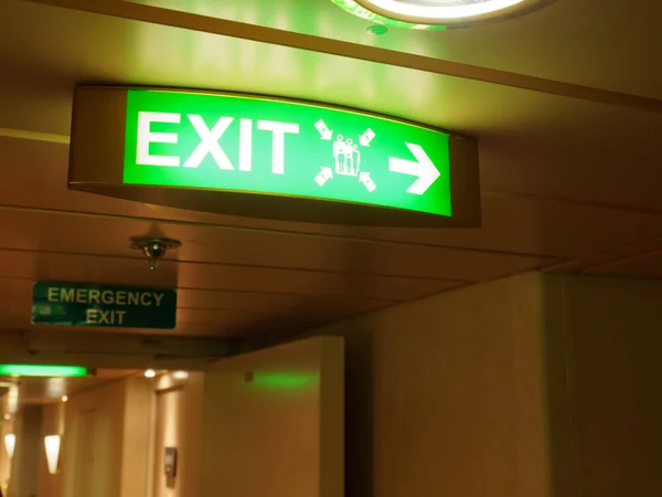 Belysta nödutgång skylt korridor — Stockfoto