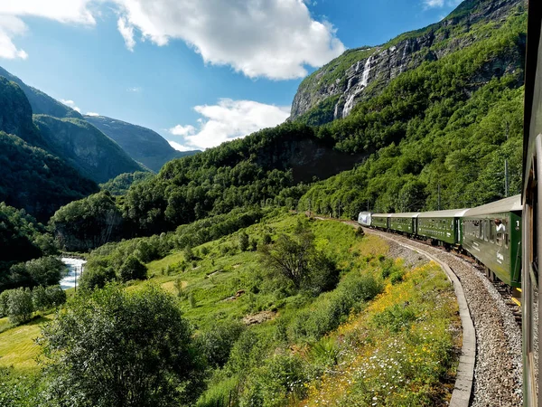 Flamsbana-tåg som går på Flam Railway Norge — Stockfoto