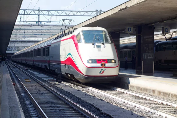 Roma Termini tren istasyonu tren durur — Stok fotoğraf