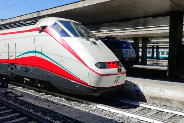 Roma Termini tren istasyonu tren durur — Stok fotoğraf