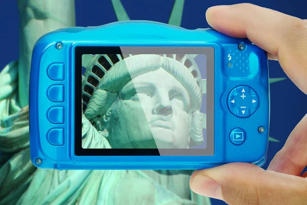 雕像的自由纽约市紧凑型相机拍照 — 图库照片