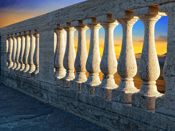 Balkondan deniz günbatımı klasik mermer