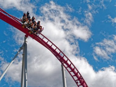 İnsanlar eğlenmek, gökkuşağı Magicland lunapark treni