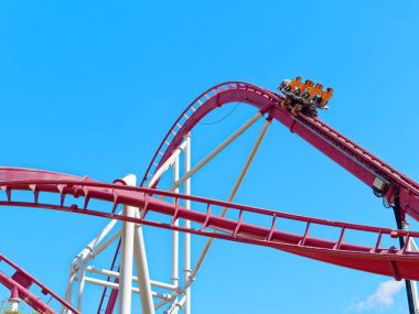 Roller coaster araba yukarı doğru tam gaz devam    