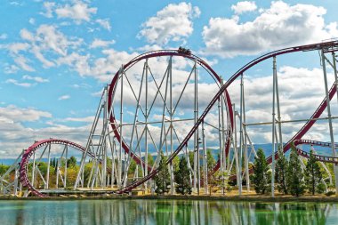 Araba, lunapark treni oluyor