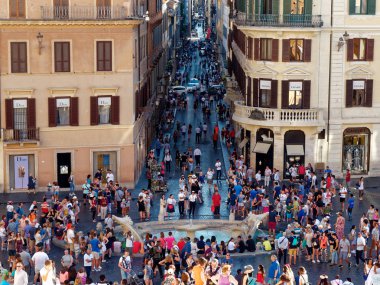 Rome, İtalya - Temmuz 2017: Çirkin teknede Barcaccia Çeşmesi 