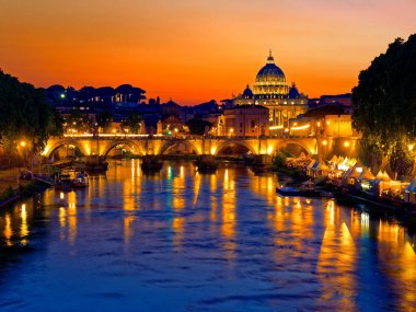 St. Peter kubbe, Tiber Nehri'ne ve St. Angel Roma alacakaranlık görünümünü 