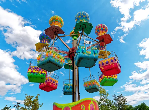 Carrossel de crianças coloridas ou alegre-go-around na feira — Fotografia de Stock
