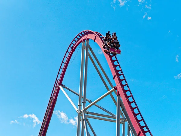 Pessoas se divertindo na montanha-russa na feira Rainbow Magicland — Fotografia de Stock