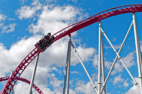 İnsanlar eğlenmek, gökkuşağı Magicland lunapark treni